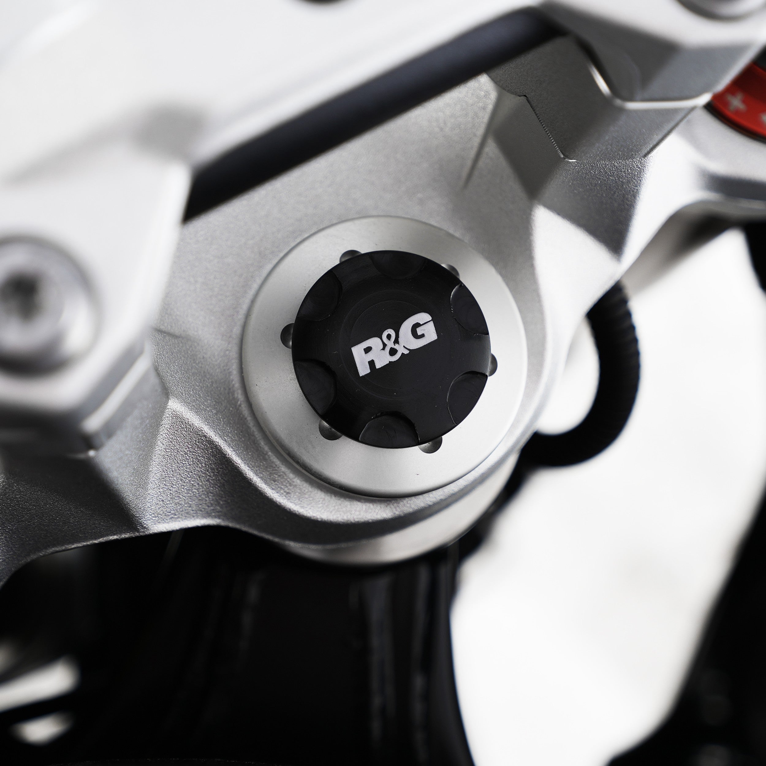 Top Yoke Cap for Aprilia Tuareg 660 Rally '25-, KTM 390 Adventure R ‘25-, KTM 125 Duke '24-, Kawasaki Ninja 650 '17- '24-, BMW F900R/XR ’20- & F900GS '24-
